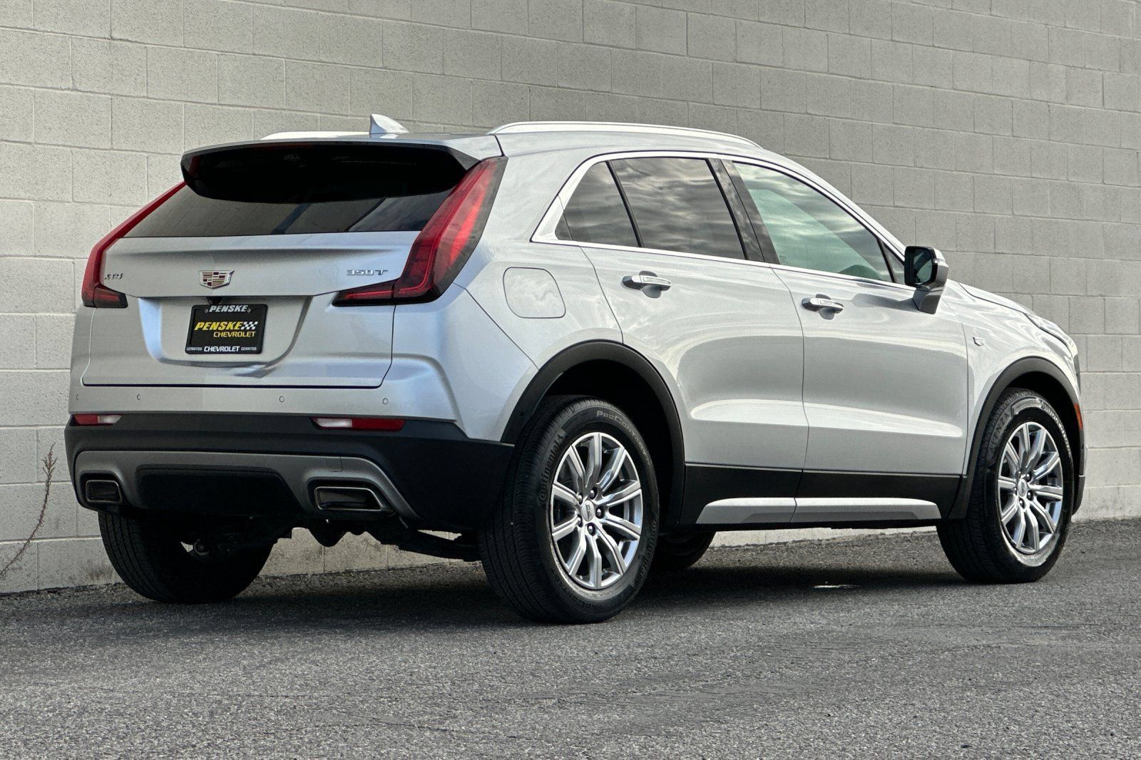 Used 2022 Cadillac XT4 Premium Luxury w/ Enhanced Visibility Package FWD image 4