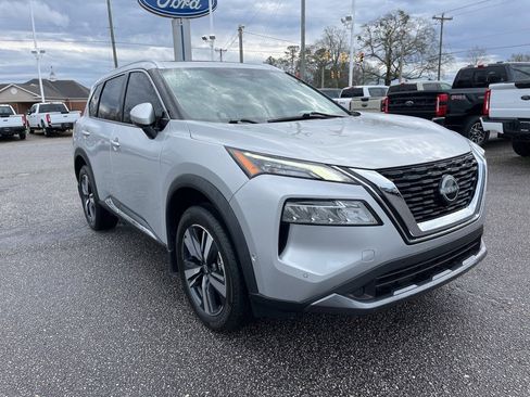 Used 2023 Nissan Rogue SL w/ SL Premium Package image 3