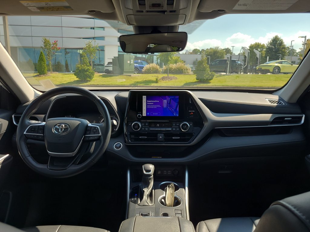 Used 2024 Toyota Highlander XLE FWD image 24
