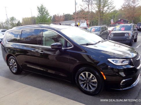 Used 2021 Chrysler Pacifica Touring-L FWD image 2