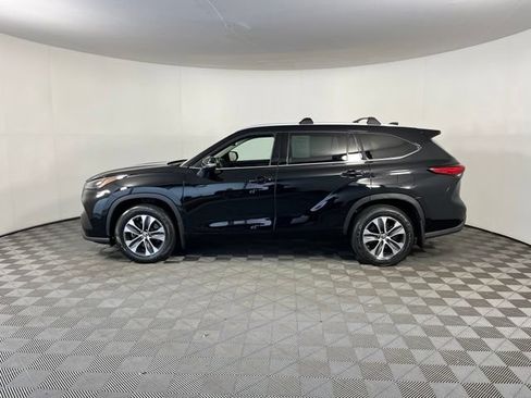 Used 2022 Toyota Highlander XLE AWD/4WD image 4