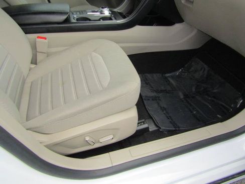 Used 2019 Ford Fusion SE FWD image 11