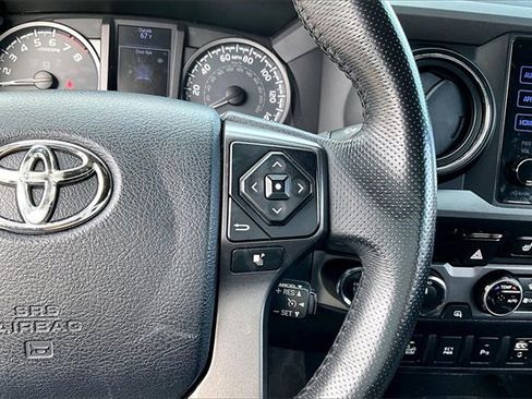 Used 2017 Toyota Tacoma TRD Sport image 11