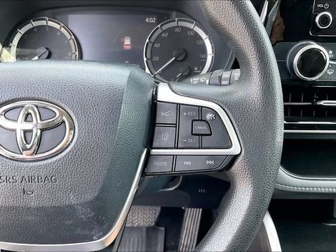 Used 2023 Toyota Highlander L FWD image 12