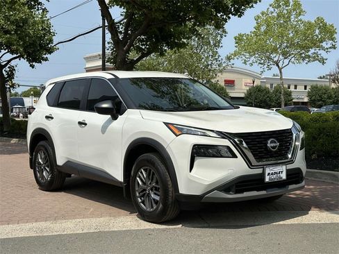 Used 2022 Nissan Rogue S image 2