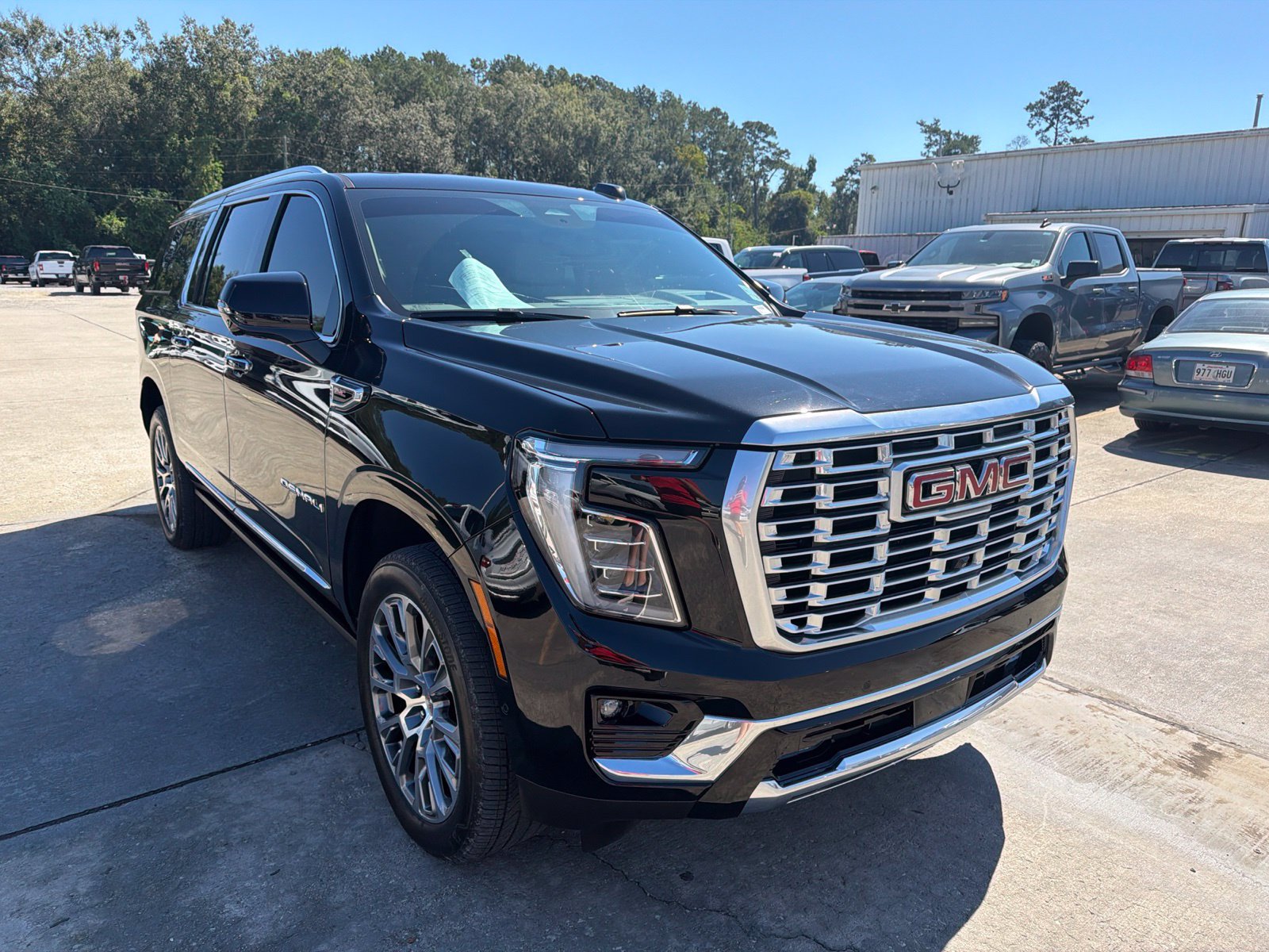 Used 2025 GMC Yukon XL Denali w/ Denali Reserve Package RWD image 3