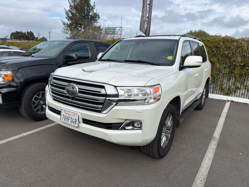 Used 2017 Toyota Land Cruiser image 2