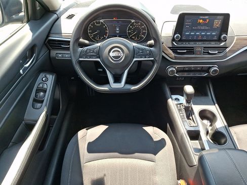 Used 2025 Nissan Altima 2.5 SV FWD image 13