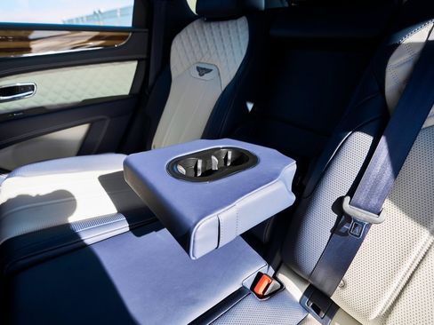 Used 2021 Bentley Bentayga image 47