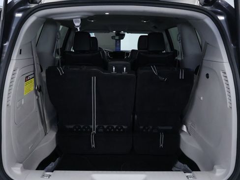 Used 2023 Chrysler Pacifica Touring-L image 17