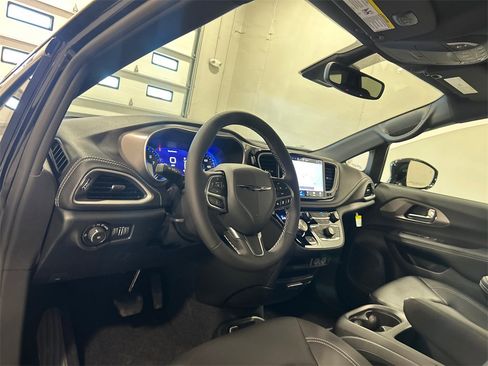 New 2025 Chrysler Pacifica Select image 18