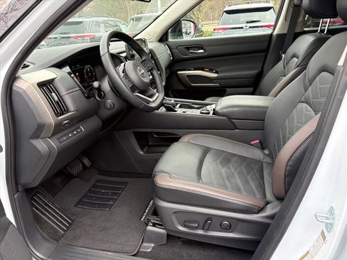 Certified 2025 Nissan Pathfinder Platinum w/ Cargo Package image 19