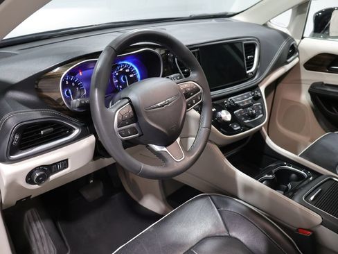 Used 2024 Chrysler Pacifica Limited FWD image 17