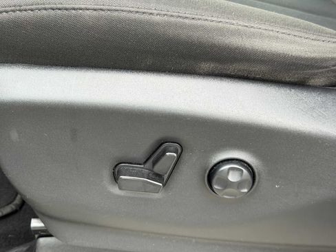 Used 2023 Chrysler Voyager LX FWD image 5