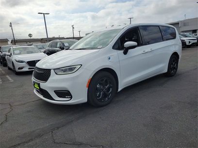 New 2023 Chrysler Pacifica Touring-L w/ S Appearance Package