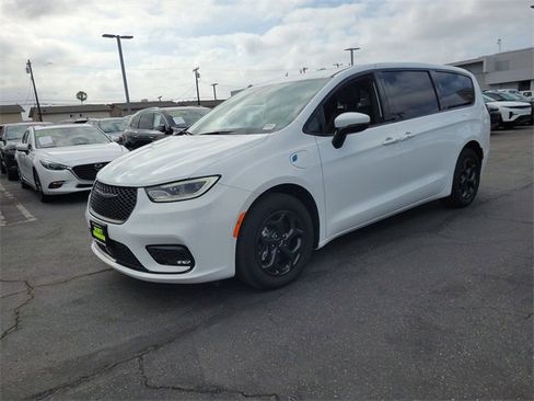 New 2023 Chrysler Pacifica Touring-L w/ S Appearance Package image 2