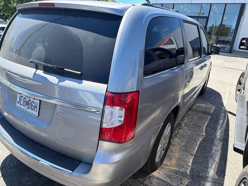 Used 2013 Chrysler Town & Country Touring FWD image 4