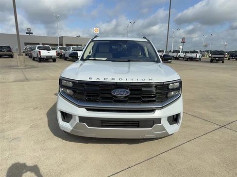Used 2025 Ford Expedition Platinum w/ Driver's Package AWD/4WD image 3