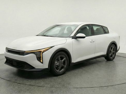 Used 2025 Kia K4 LXS image 3