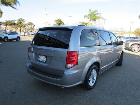 Used 2019 Dodge Grand Caravan SXT image 4