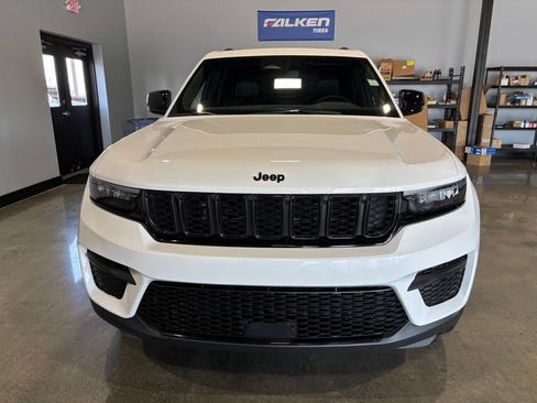 Used 2023 Jeep Grand Cherokee Altitude AWD/4WD image 3
