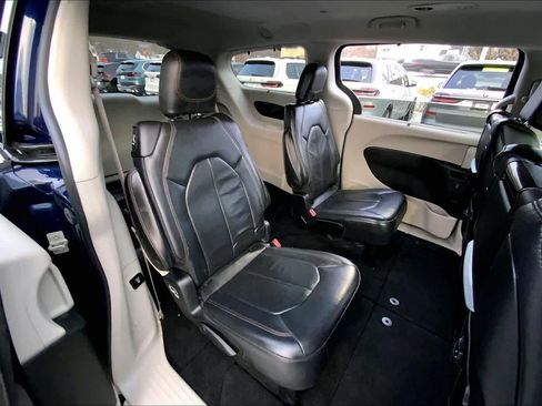 Used 2017 Chrysler Pacifica Touring-L Plus image 18