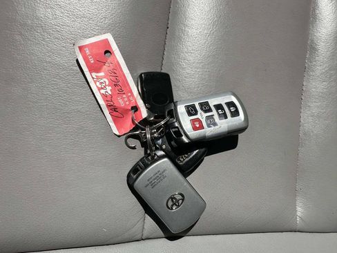 Used 2016 Toyota Sienna XLE image 40