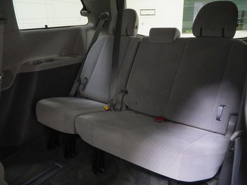 Used 2017 Toyota Sienna LE image 44