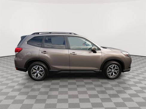 Used 2024 Subaru Forester Premium image 2