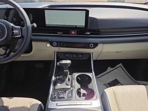 Used 2025 Kia Carnival EX FWD image 17