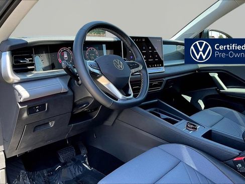 Used 2025 Volkswagen Tiguan SE FWD image 18