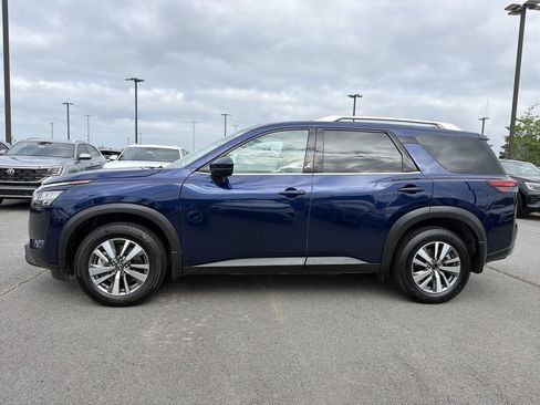 Used 2022 Nissan Pathfinder SL AWD/4WD image 2