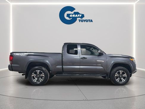 Used 2017 Toyota Tacoma TRD Sport w/ Tow Package (A/T) image 9