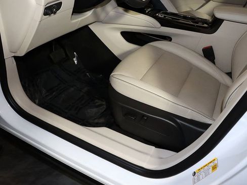 Used 2023 Buick Envision Essence image 25