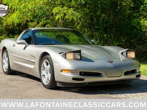 Used 1999 Chevrolet Corvette Coupe RWD image 2