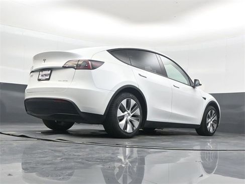 Used 2023 Tesla Model Y Long Range image 38