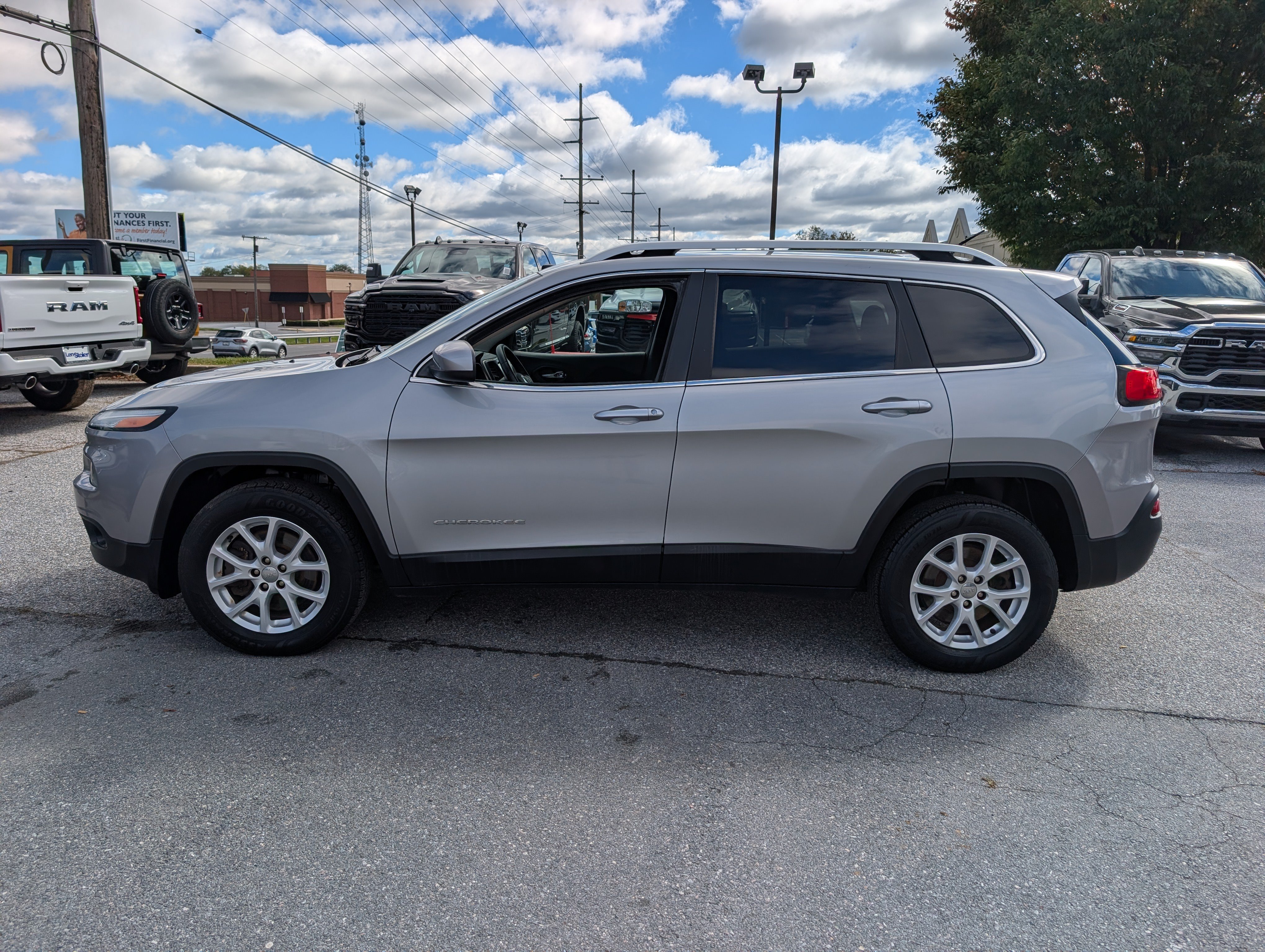 Used 2014 Jeep Cherokee Latitude AWD/4WD image 2