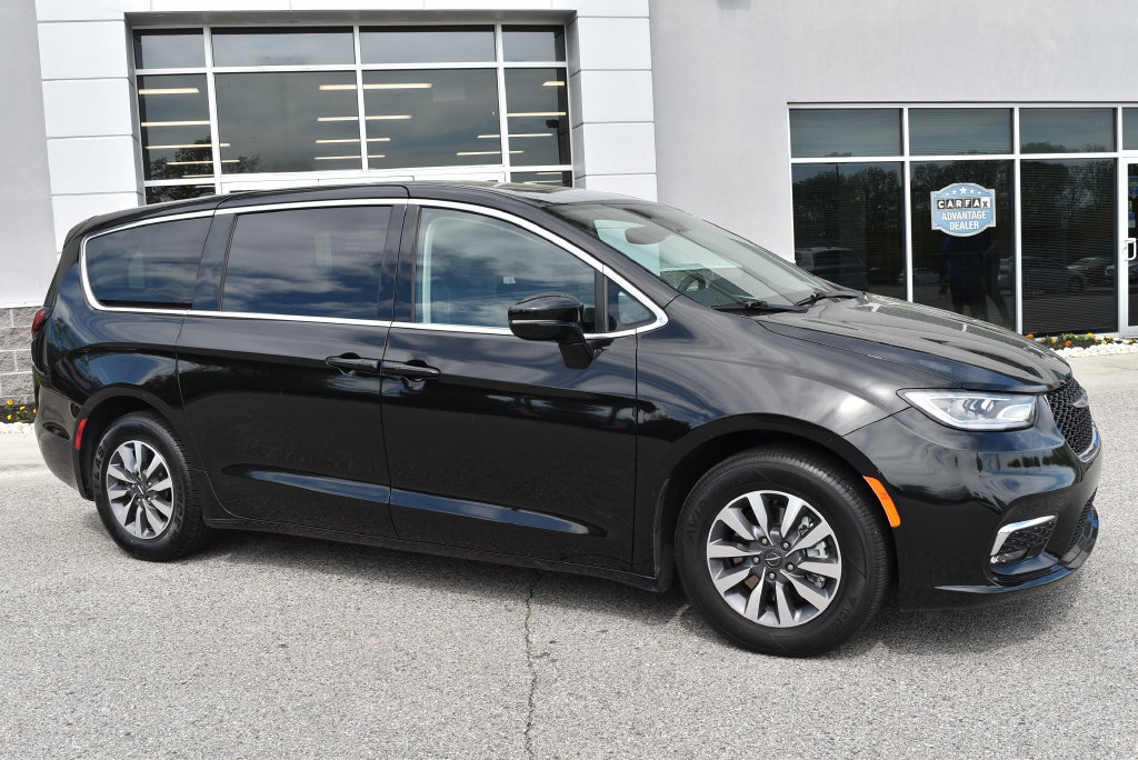 Used 2024 Chrysler Pacifica Limited FWD image 2