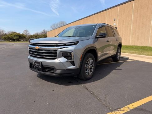 Used 2024 Chevrolet Traverse LT image 4