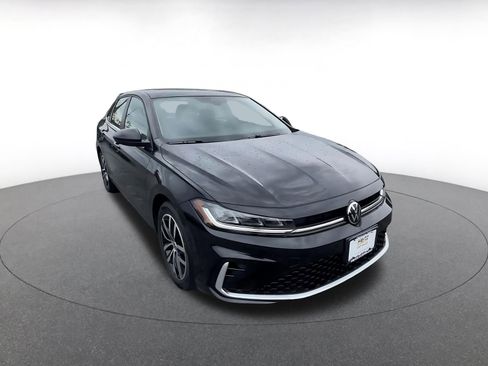 Used 2025 Volkswagen Jetta SE image 3