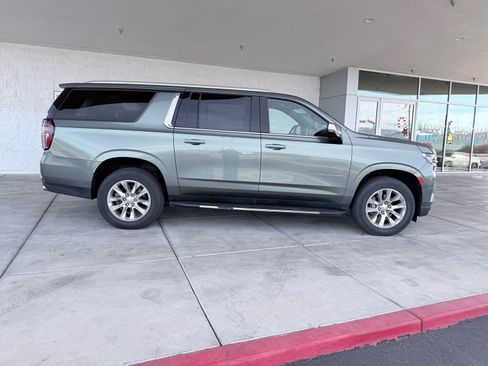 Used 2023 Chevrolet Suburban Premier image 2