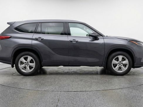 Used 2025 Toyota Highlander LE image 11