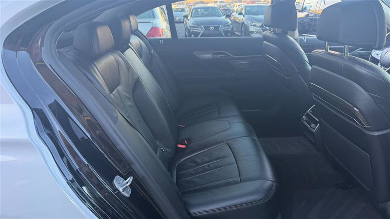 Used 2021 BMW 740i xDrive AWD/4WD image 17