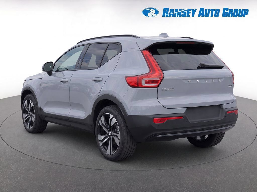 Used 2024 Volvo XC40 B5 Plus w/ Protection Package Premier AWD/4WD image 3
