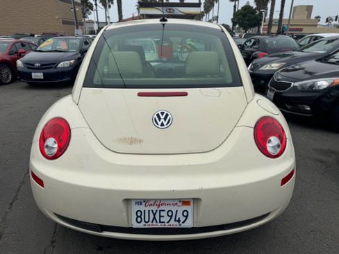 Used 2009 Volkswagen Beetle S image 4