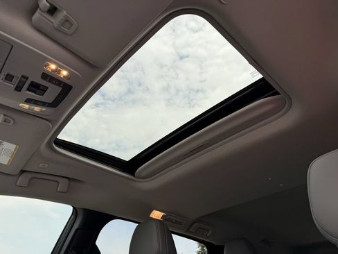 Used 2025 Toyota Sienna XLE w/ XLE Plus Package FWD image 22