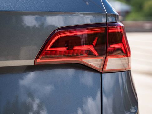 Certified 2023 Volkswagen Taos SE FWD image 5