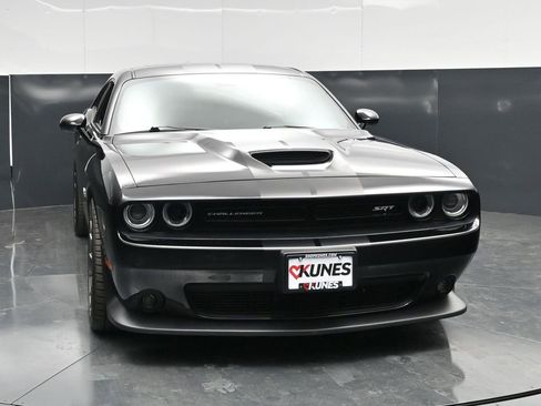 Used 2016 Dodge Challenger SRT w/ Technology Group RWD image 9