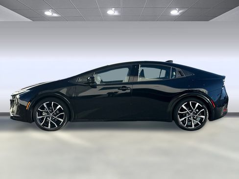 Used 2025 Toyota Prius Plug-In Hybrid image 2