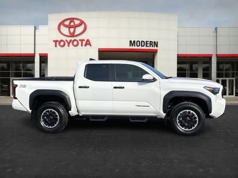 Used 2024 Toyota Tacoma TRD Off-Road image 4